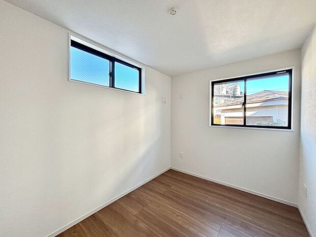 窓からのやさしい光が心地よいプライベートルーム