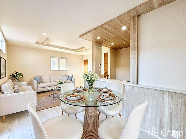 家族の和やかな会話が聞こえてきそう。開放感のあるリビングです。※家具はCGです