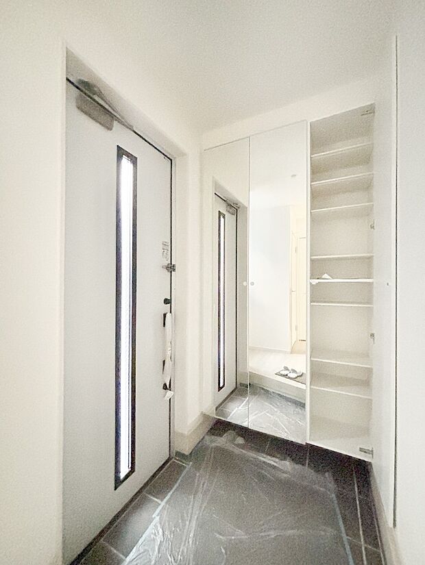 明るい玄関はお客様をお出迎えするのにぴったりです！ 