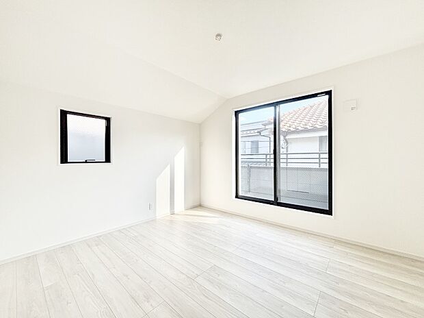 明るいバルコニーサイドに洋室を設置。目覚めの良い寝室に。   