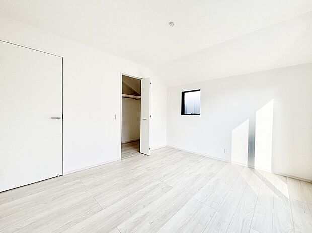 ウォークインクローゼットがあるお部屋！季節ごとの入れ替えも不要で便利です。 