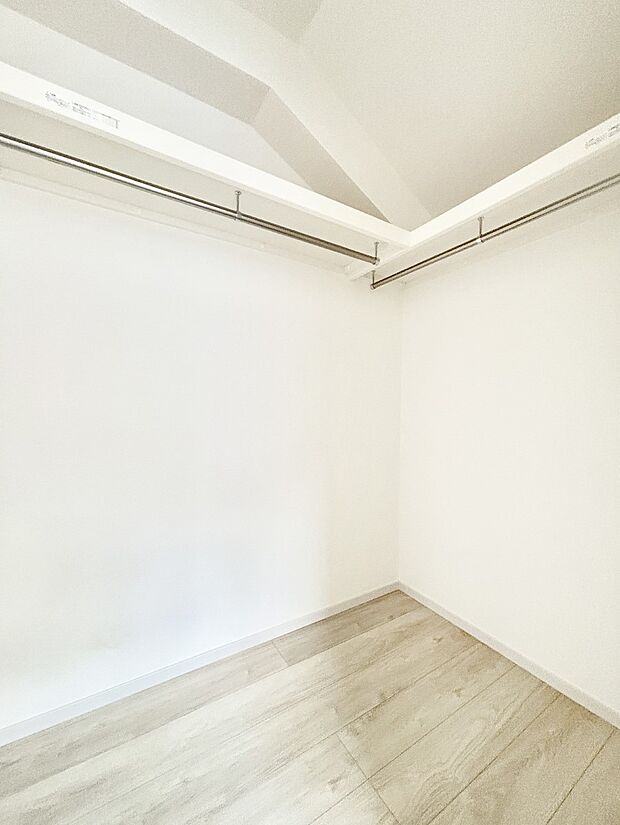 ウォークインクローゼット付きで生活空間を広く利用できます。