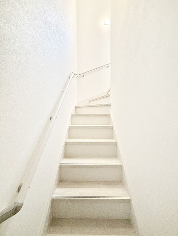 安全性を考慮し階段には手すりを設置しています