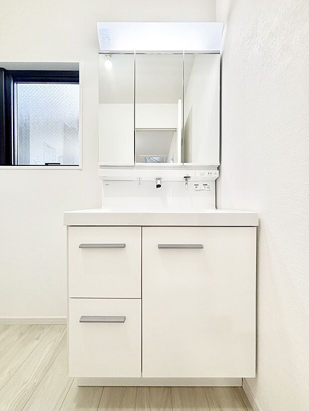 三面鏡の裏に、化粧品や衛生用品などを収納可能。洗面台をすっきりと保ちます!