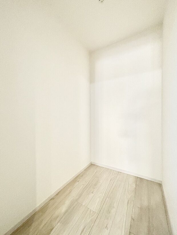 キッチンにはパントリー！食材のストックはもちろん、日用品の収納など使い方はいろいろ！