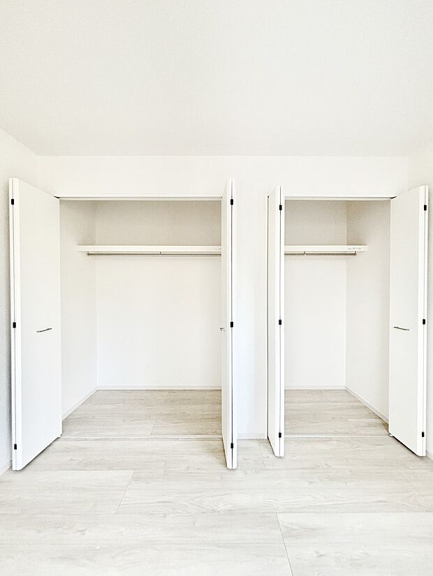 洋室のクローゼット。奥行きがあるので厚手の衣類もすっきり収まります。