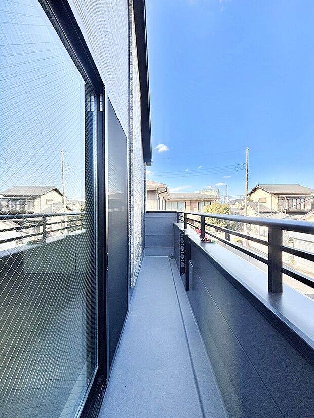 ゆったりバルコニーだから沢山お洗濯ものを干せます。