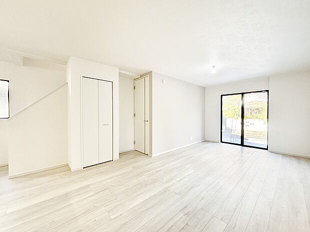 家族の笑顔が自然と生まれてくる、そんな雰囲気のダイニングに仕上がっています。