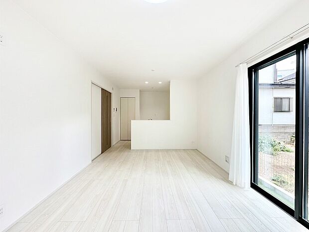 ご家族の賑やかな話し声で包まれる明るいリビング