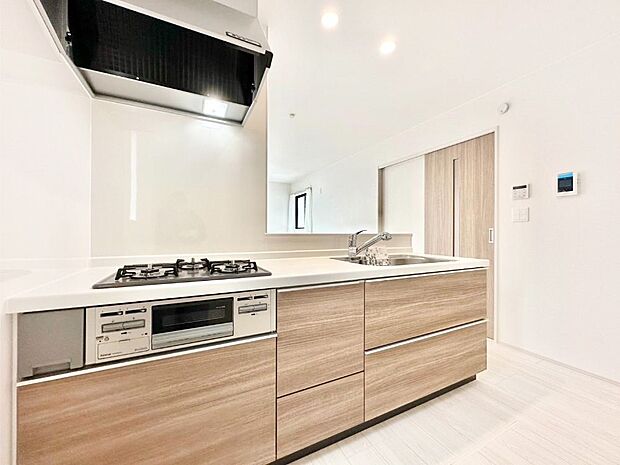 リビングで遊ぶお子様を見守りながらお料理ができる対面キッチン。  