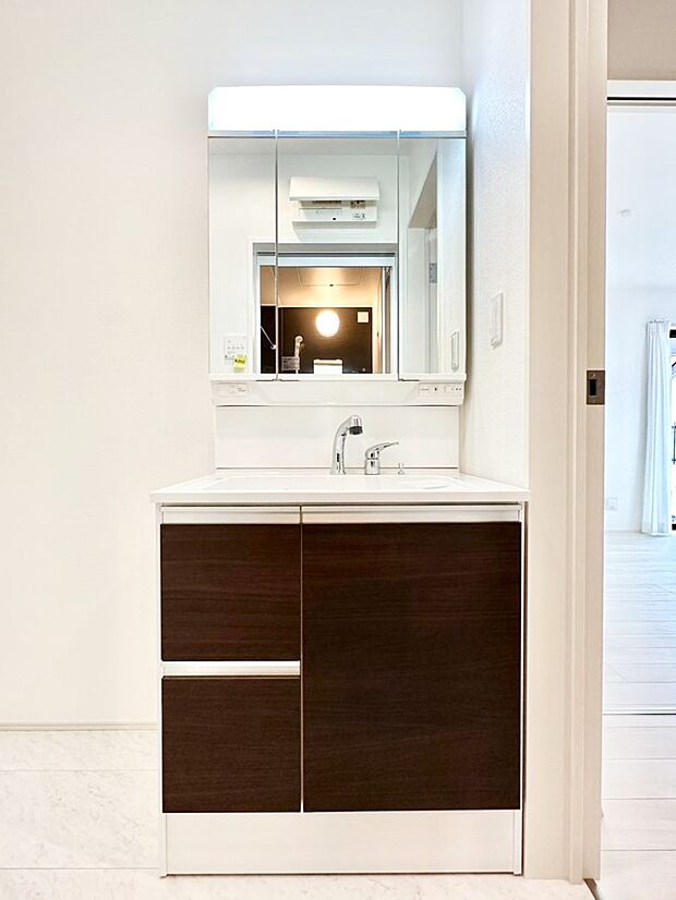 収納力と機能性に優れた洗面化粧台  