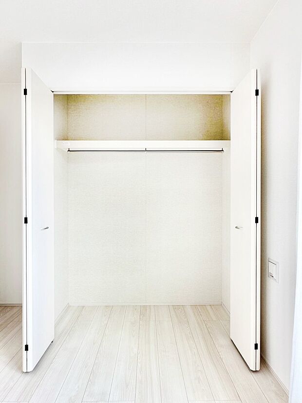 洋室のクローゼット。奥行きがあるので厚手の衣類もすっきり収まります。