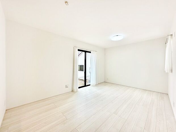 明るい陽光が注ぎ、寛ぎの雰囲気に満たされるダイニング。   