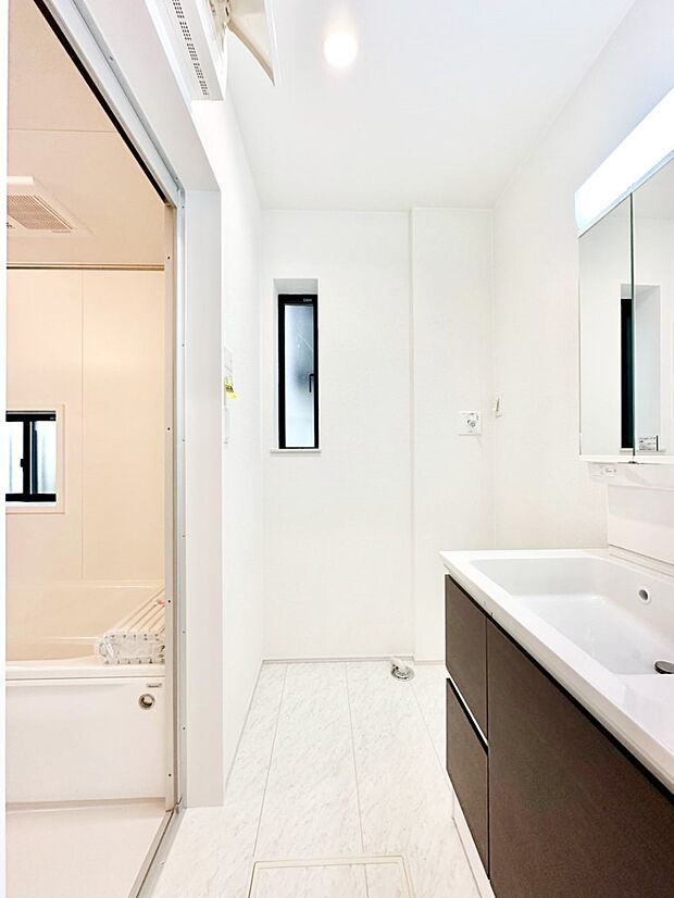 身支度もスムーズにおこなえる脱衣場。  