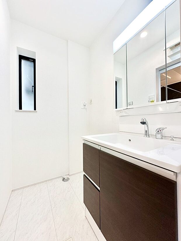 明るい洗面所は毎朝の身支度も楽しくできちゃいそうです。    