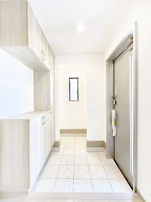 明るい玄関はお客様をお出迎えするのにぴったりです!