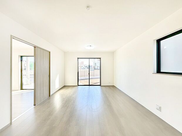 家族団らんの時間も増えそうなくつろぎのリビングダイニング。