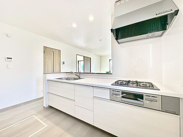 リビングで遊ぶお子様を見守りながらお料理ができる対面キッチン。  