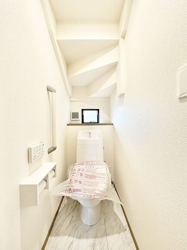 明るく清潔感のあるトイレです。