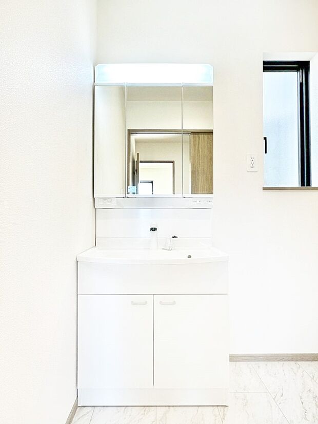 収納力と機能性に優れた洗面化粧台