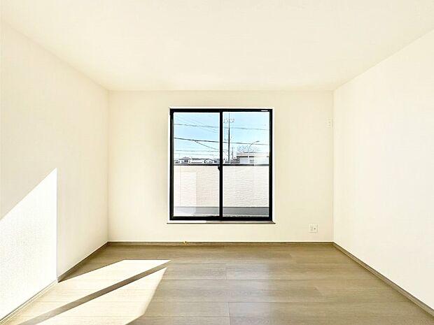 バルコニーが開放感をプラスしてくれる洋室