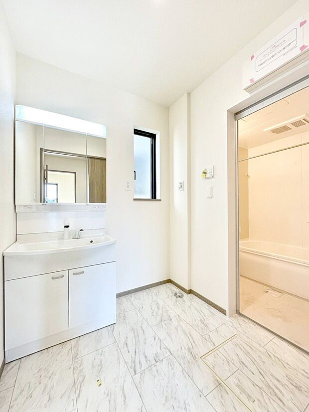 清潔感ある洗面化粧室で朝の身支度も快適