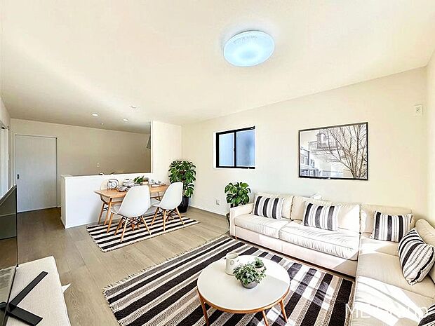 ご家族の賑やかな話し声で包まれる明るいリビング ※家具はCGです