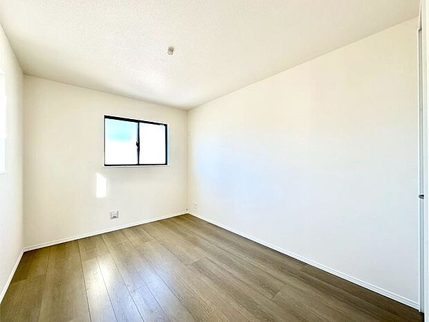 窓からのやさしい光が心地よいプライベートルーム  