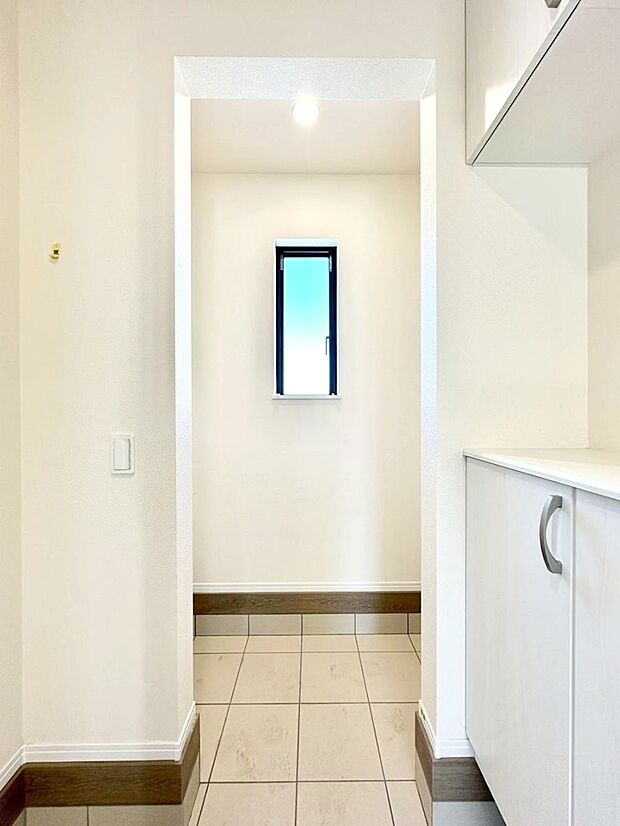 シューズインクローク付き！雨具やベビーカーも置けます。 