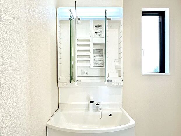 三面鏡の裏に、化粧品や衛生用品などを収納可能。洗面台をすっきりと保ちます！