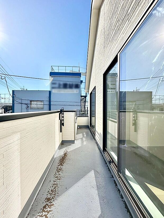 南向きのバルコニー!ご家族の洗濯物はもちろん、お布団もたっぷり干せます!