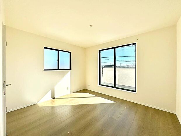 明るいバルコニーサイドに洋室を設置。目覚めの良い寝室に。