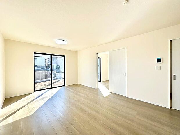 家族の笑顔が自然と生まれてくる、そんな雰囲気のダイニングに仕上がっています。