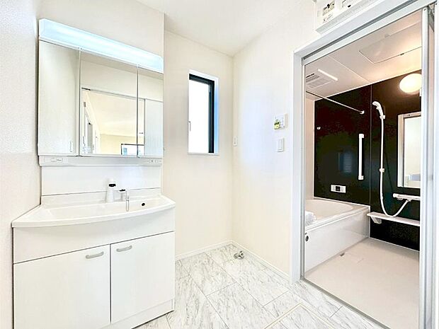 清潔感のある快適空間です。毎日の身支度も気持ち良くお使い頂けます。