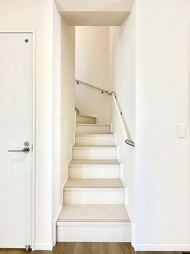 階段は手すり付きなので小さなお子さまやご高齢の方も安心です