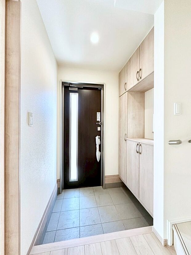 飾り棚を利用して、お越しいただくお客様をおもてなしできます。