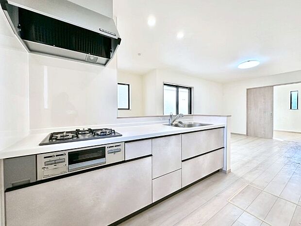 カウンター越しに楽しいおしゃべり。いつものお料理がもっと美味しくなりそうですね。