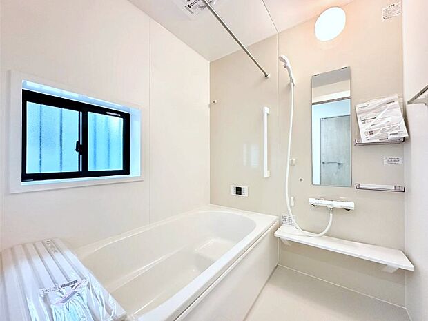 一日の疲れを癒してくれる明るい清潔感のあるバスルーム