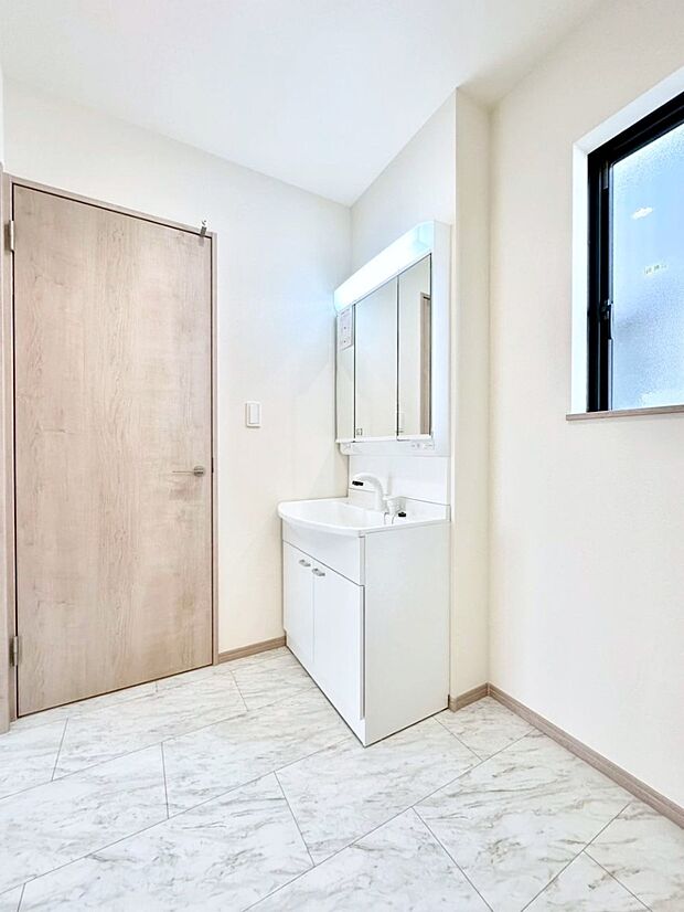 小窓がついているので湿気の多い場所でも換気ができ快適です。毎日の身支度を気持ち良く行えますね。