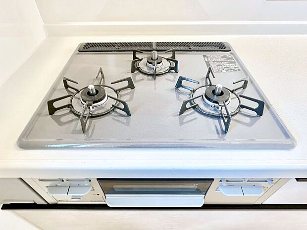 ガスコンロはＳｉセンサー搭載。火力調節や焦げ付き・消し忘れも防いでくれます。