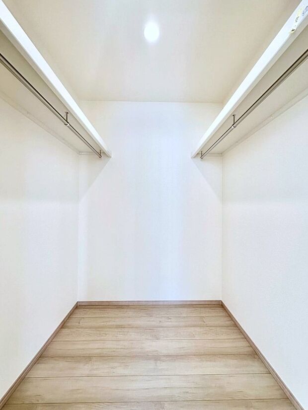 衣類をハンガーに掛けたまま収納できるWIC。衣類の整理整頓がしやすくて便利です！