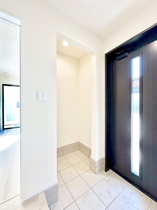 シューズインクローク付きの玄関。家族全員の靴や雨具などすっきり収納できます。