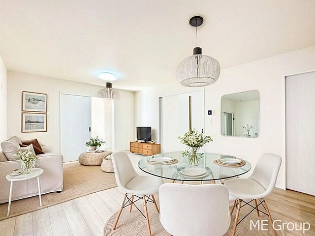 ご家族の賑やかな話し声で包まれる明るいリビング  ※家具はCGです