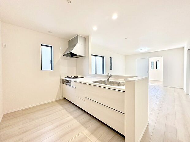 爽やかな風が通り抜けるキッチン。窓があるので明るく換気にも役立ちます。