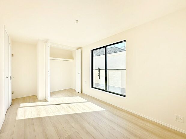 明るいバルコニーサイドに洋室を設置。目覚めの良い寝室に。