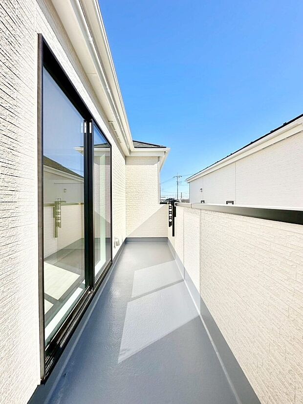 ゆったりバルコニーだから沢山お洗濯ものを干せます。