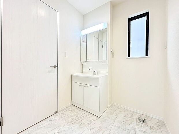 身支度もスムーズにおこなえる脱衣場。  