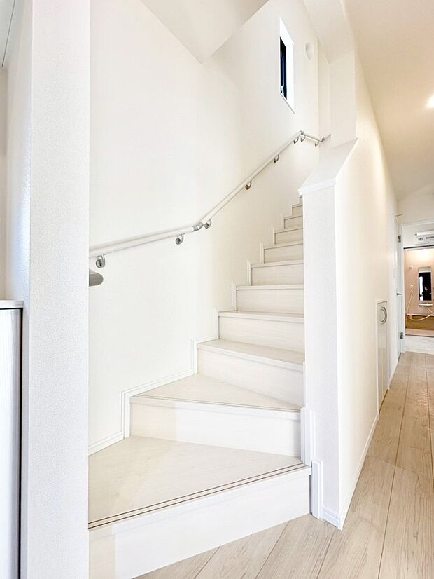 安全性を考慮し階段には手すりを設置しています