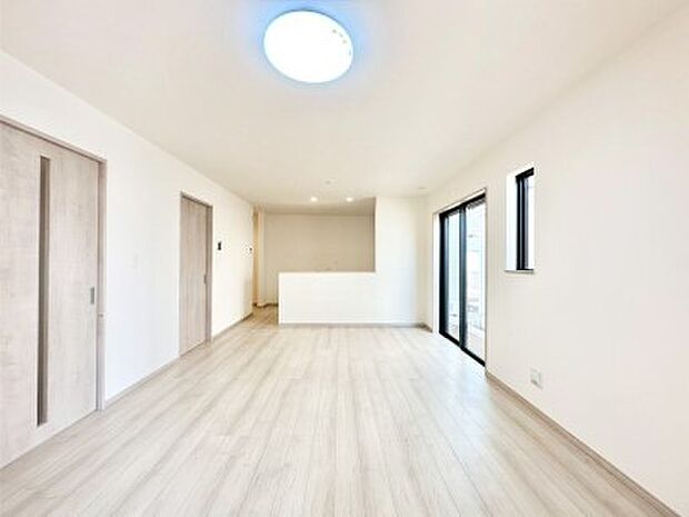 明るい陽光が注ぎ、寛ぎの雰囲気に満たされるリビング・ダイニング。