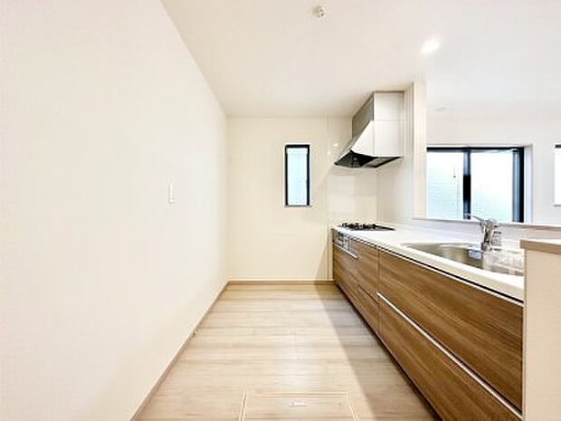 爽やかな風が通り抜けるキッチン。窓があるので明るく換気にも役立ちます。